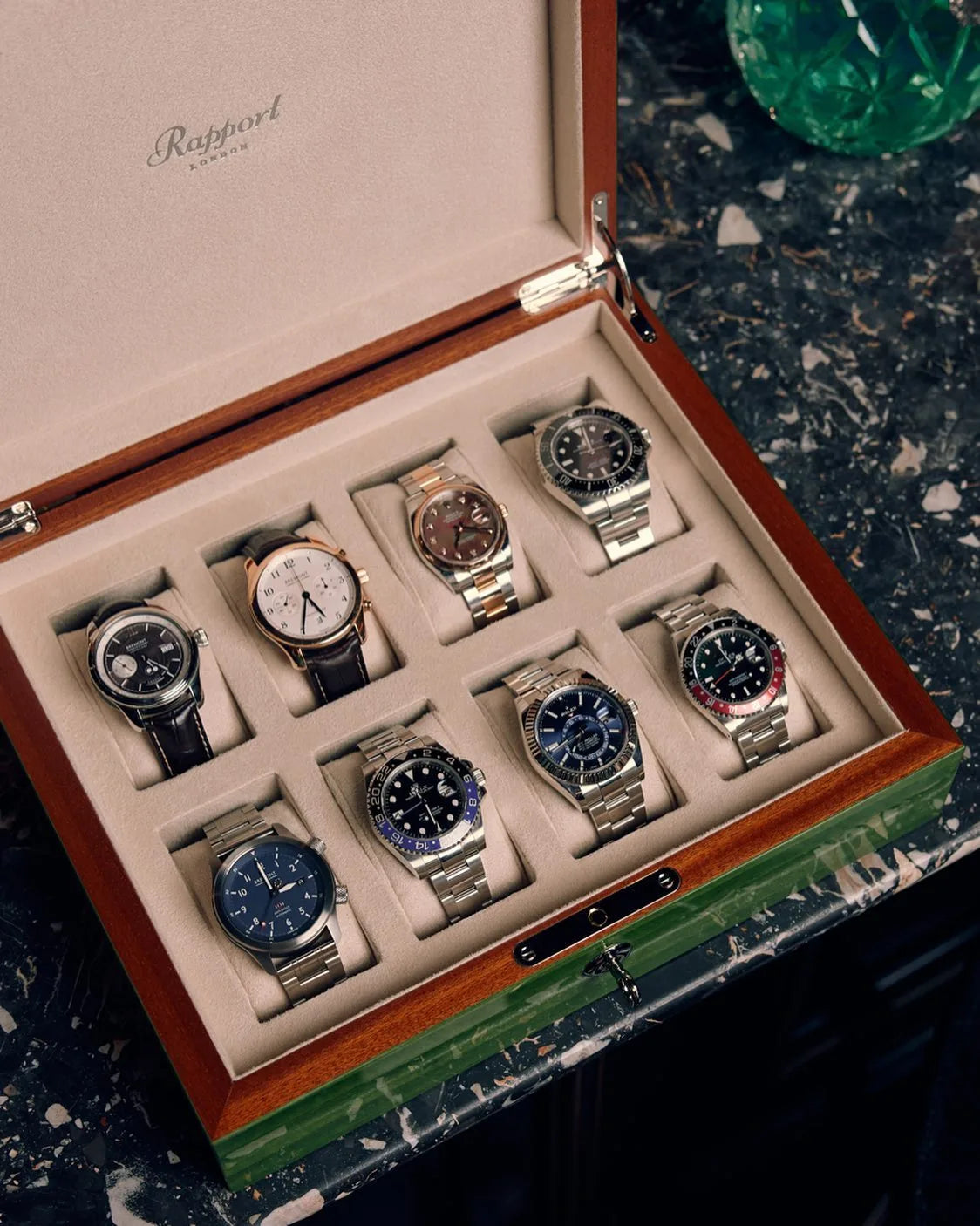 8 montres rangées dans une boite à montre